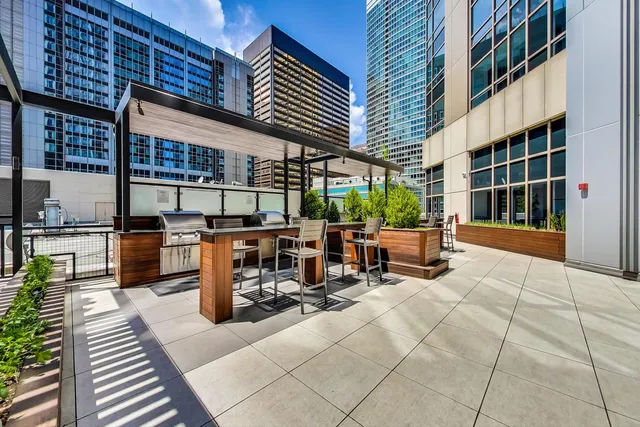 $519,000 | 512 North McClurg Court, Unit 1704, Chicago, IL 60611