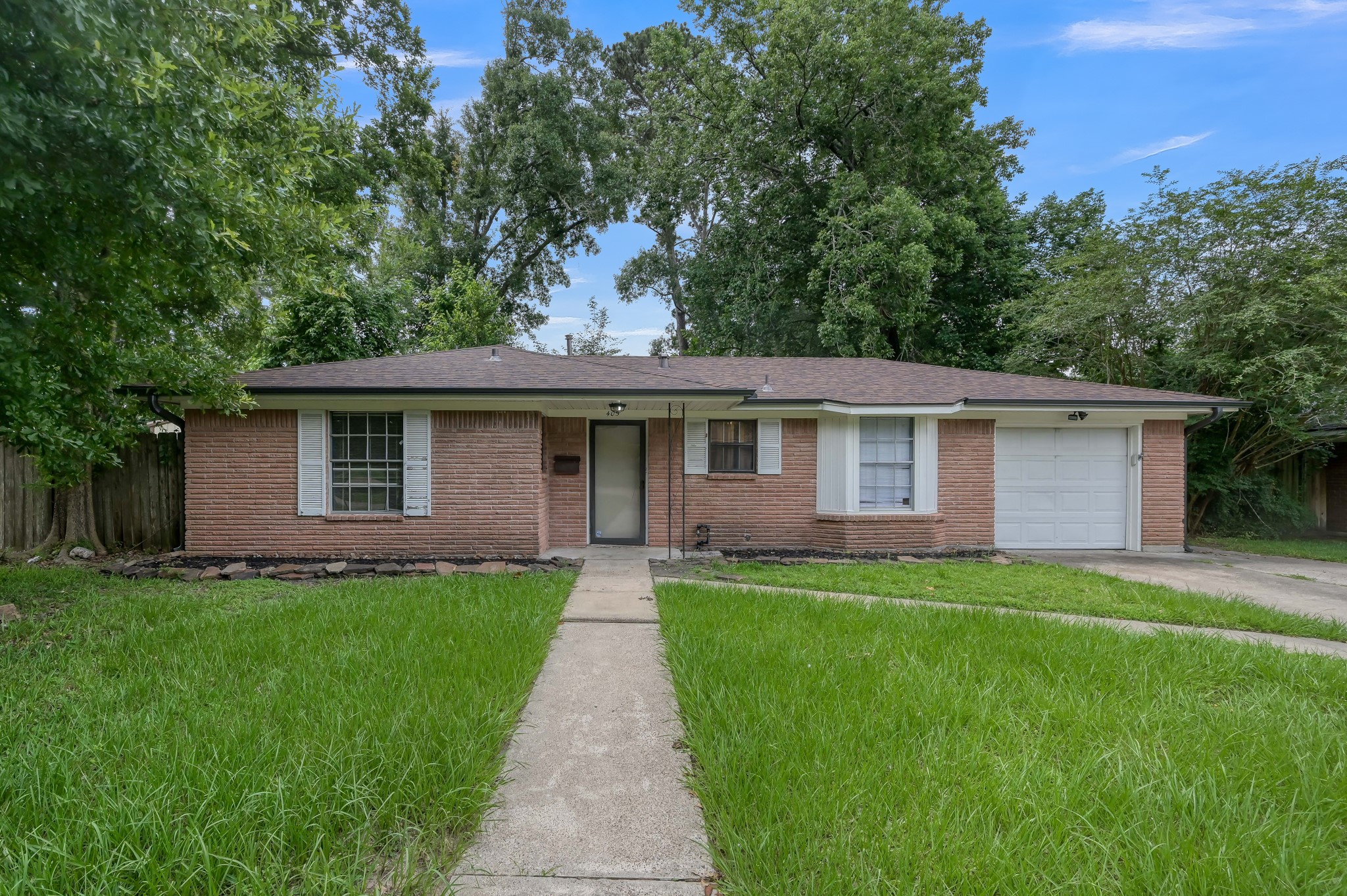 405 Wilson Road Conroe, TX 77301 - Photo 2 of 29