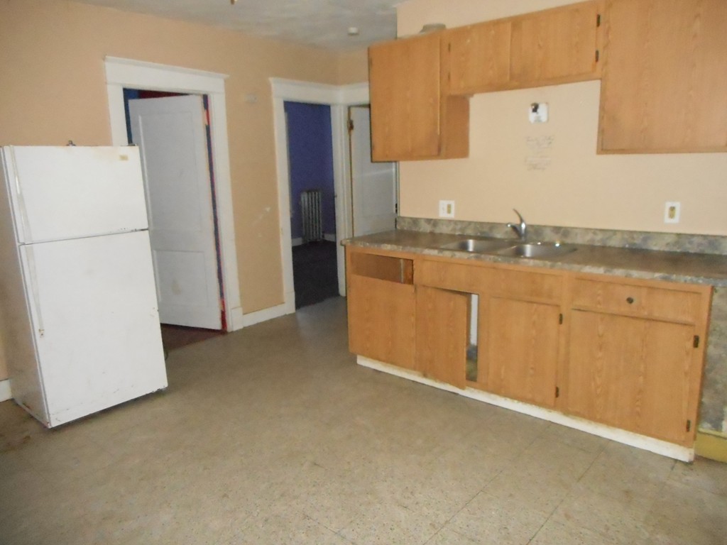 56-58 Sycamore Street Springfield, MA 01109 - Photo 5 of 26 Gallery Image 5