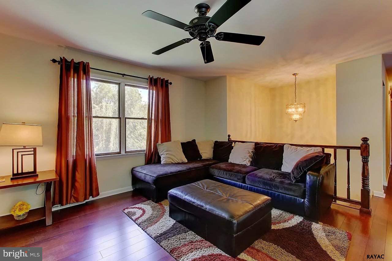 910 Bellview Court Red Lion, PA 17356 - Photo 3 of 25 Gallery Image 3