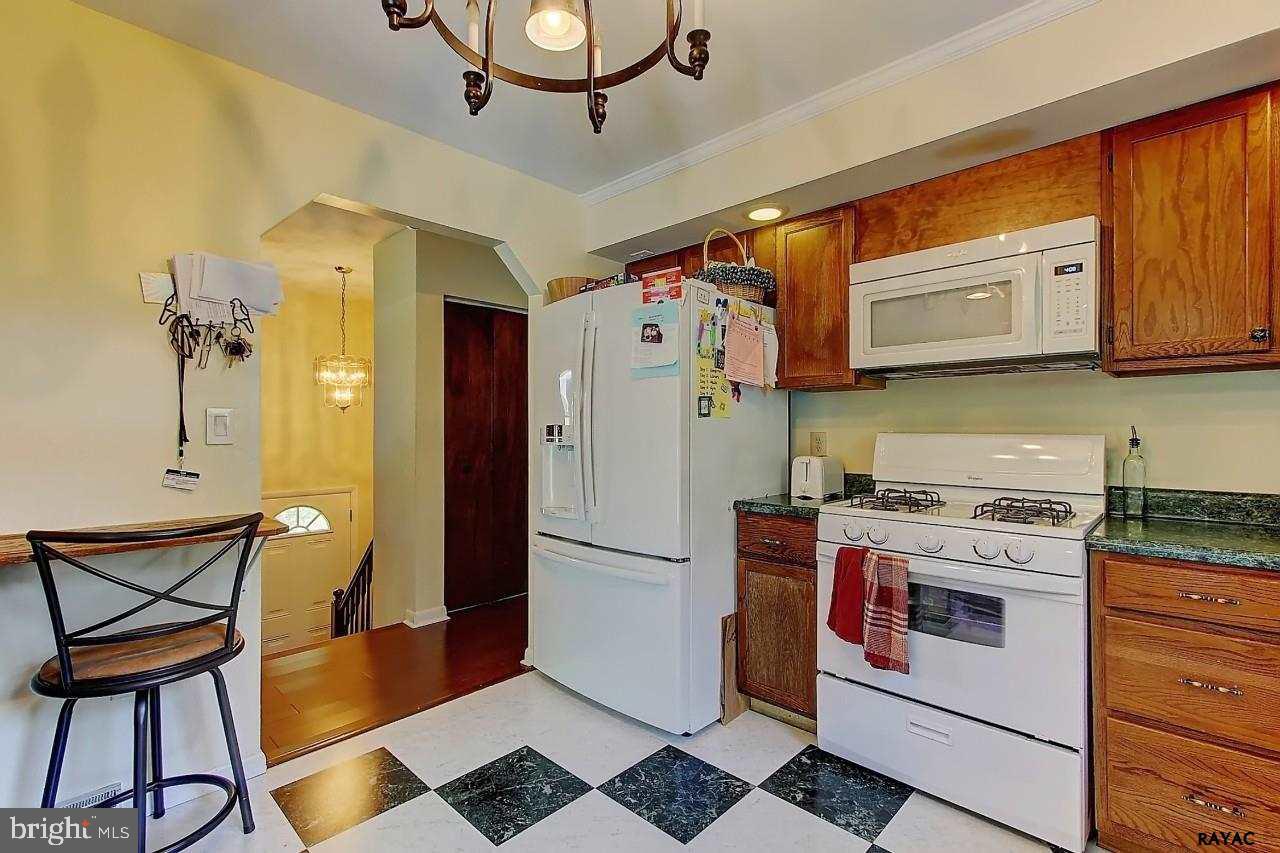 910 Bellview Court Red Lion, PA 17356 - Photo 8 of 25 Gallery Image 8
