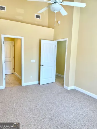 a view of empty room with a ceiling fan