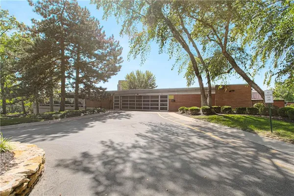 $340,000 | 4550 Warwick Boulevard, Unit 1205, Kansas City, MO 64111
