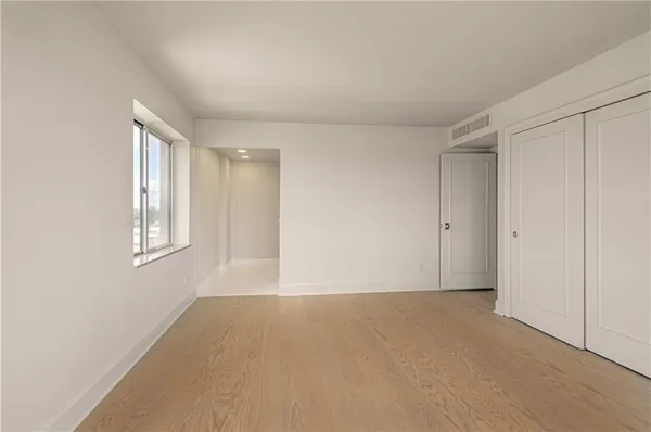 $340,000 | 4550 Warwick Boulevard, Unit 1205, Kansas City, MO 64111