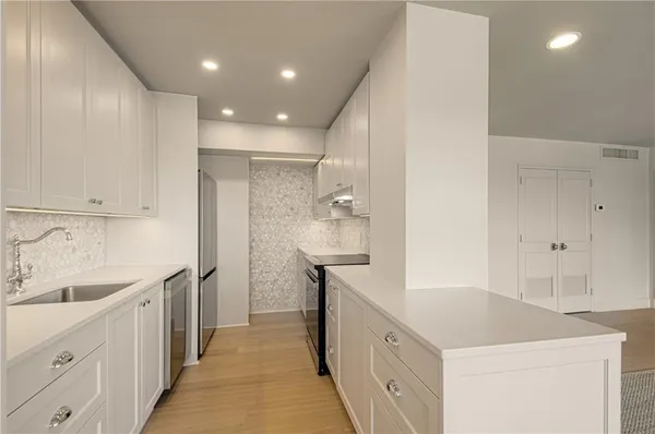 $340,000 | 4550 Warwick Boulevard, Unit 1205, Kansas City, MO 64111