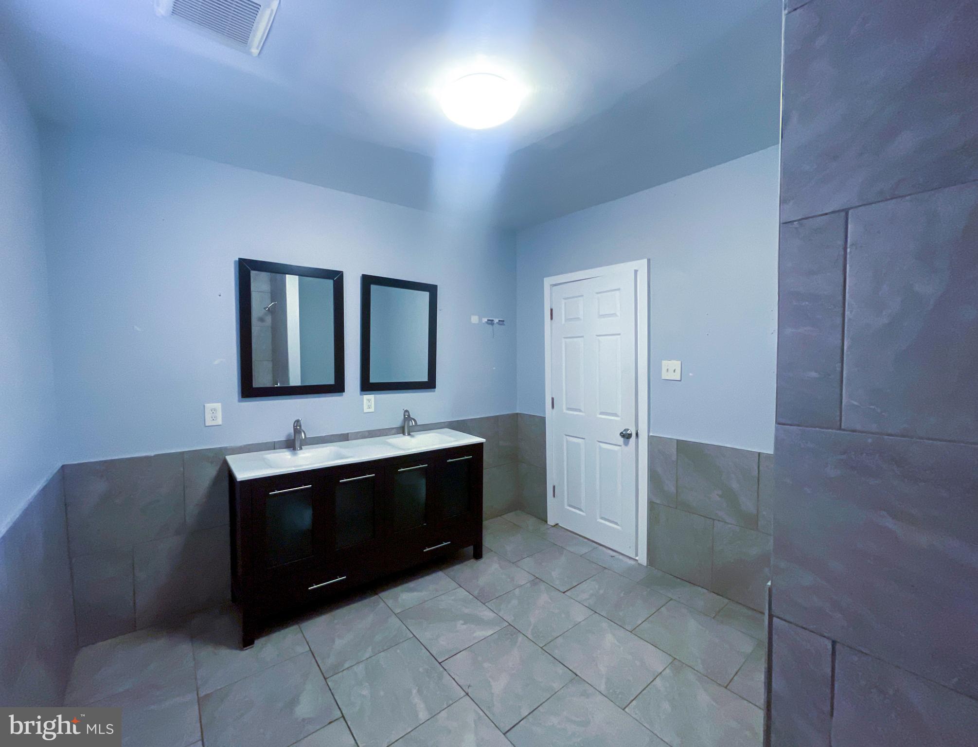 2113 Mountain Street Philadelphia, PA 19145 - Photo 24 of 38 a spacious bathroom with a bathtub and a sink