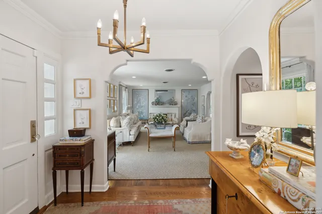 a view of livingroom with furniture