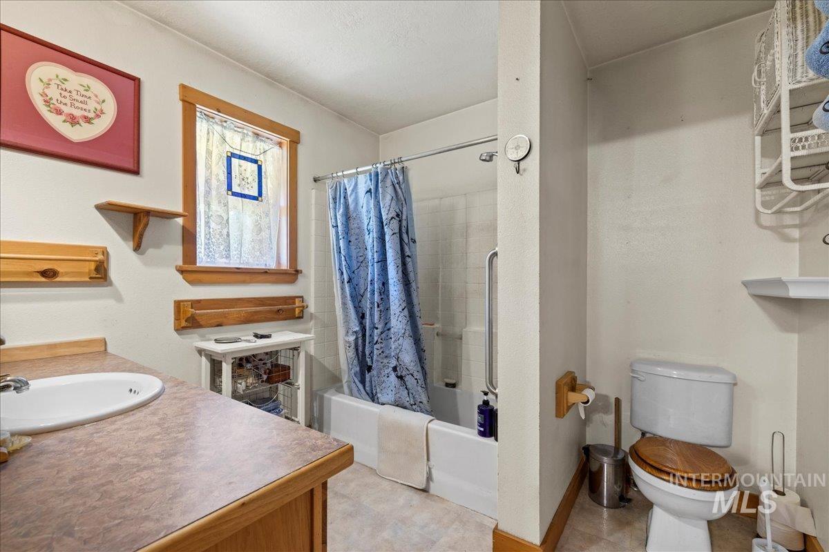 2128 Jackson Creek Road Council, ID 83612 - Photo 28 of 50 Full bath with shower / tub combo and vanity