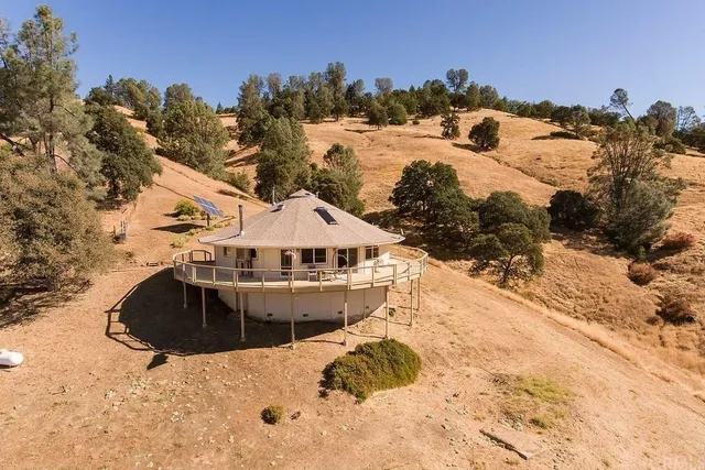 a view of a snow with a yard