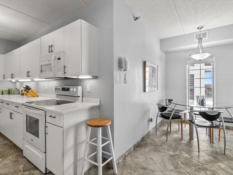 333 Lake Avenue, Unit 308 Racine, WI 53403 - Photo 15 of 51 Kitchen and Eating Area