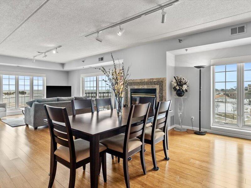333 Lake Avenue, Unit 308 Racine, WI 53403 - Photo 42 of 51 Dining Area
