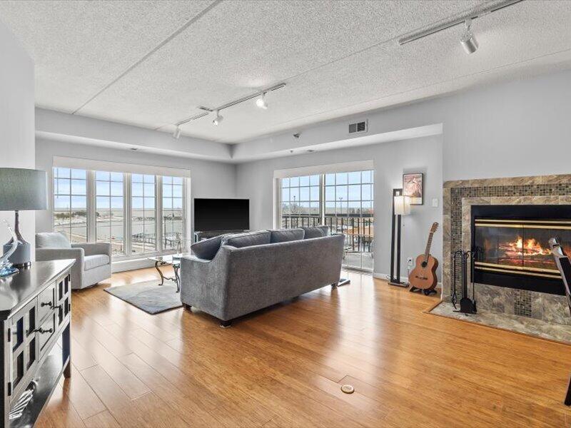 333 Lake Avenue, Unit 308 Racine, WI 53403 - Photo 10 of 51 Great Room