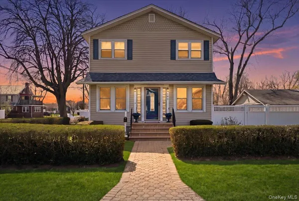 $749,000 | 197 South 4th Street, Lindenhurst, NY 11757