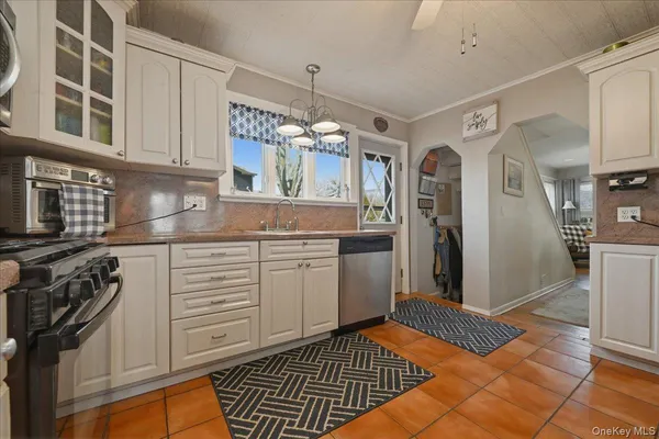 $749,000 | 197 South 4th Street, Lindenhurst, NY 11757