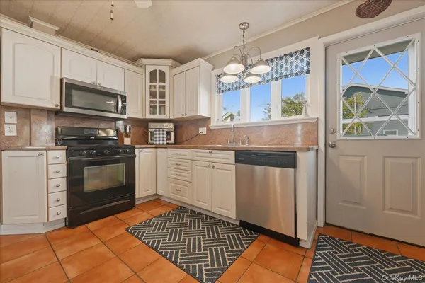 $749,000 | 197 South 4th Street, Lindenhurst, NY 11757