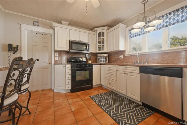 $749,000 | 197 South 4th Street, Lindenhurst, NY 11757