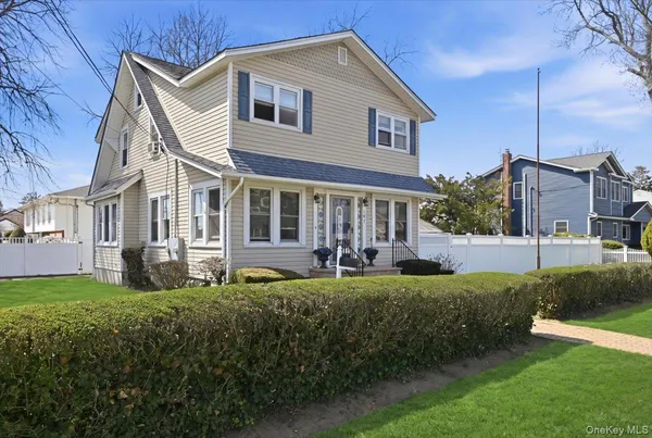 $749,000 | 197 South 4th Street, Lindenhurst, NY 11757