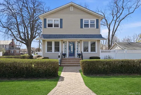 $749,000 | 197 South 4th Street, Lindenhurst, NY 11757