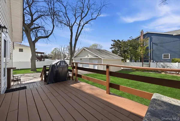 $749,000 | 197 South 4th Street, Lindenhurst, NY 11757