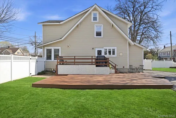 $749,000 | 197 South 4th Street, Lindenhurst, NY 11757