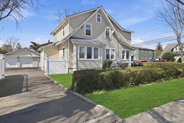 $749,000 | 197 South 4th Street, Lindenhurst, NY 11757