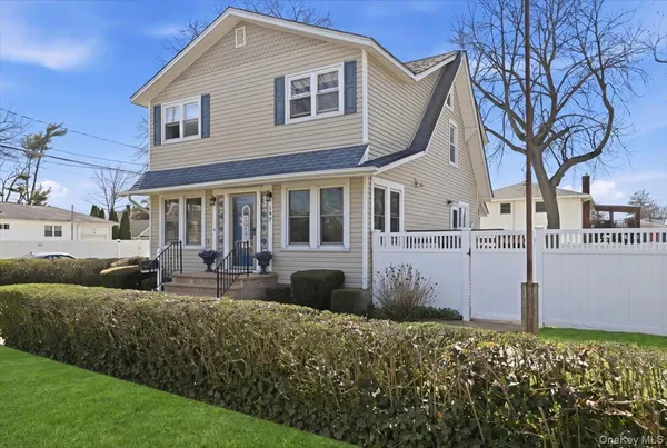$749,000 | 197 South 4th Street, Lindenhurst, NY 11757