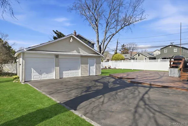 $749,000 | 197 South 4th Street, Lindenhurst, NY 11757