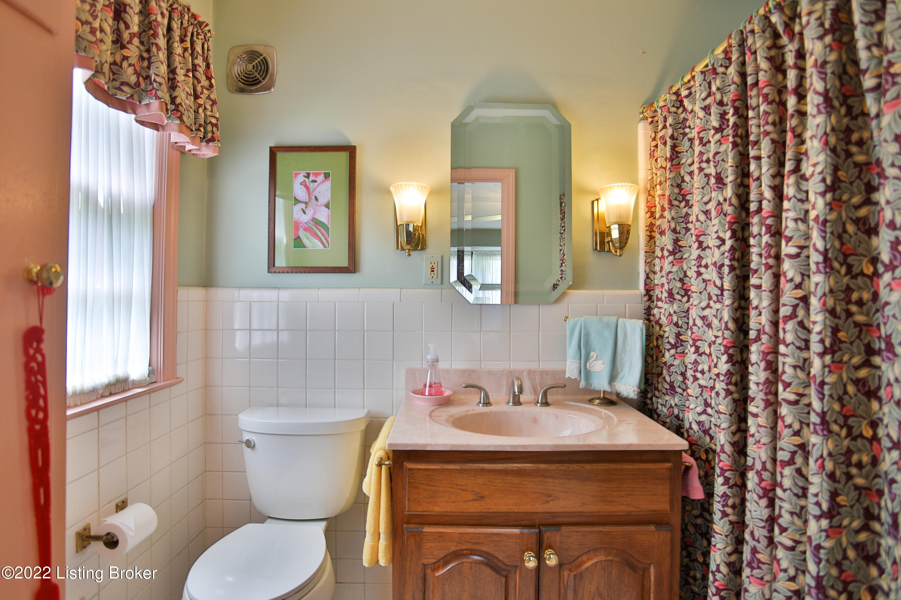 2208 Merrick Road Louisville, KY 40207 - Photo 16 of 35 Primary full bath