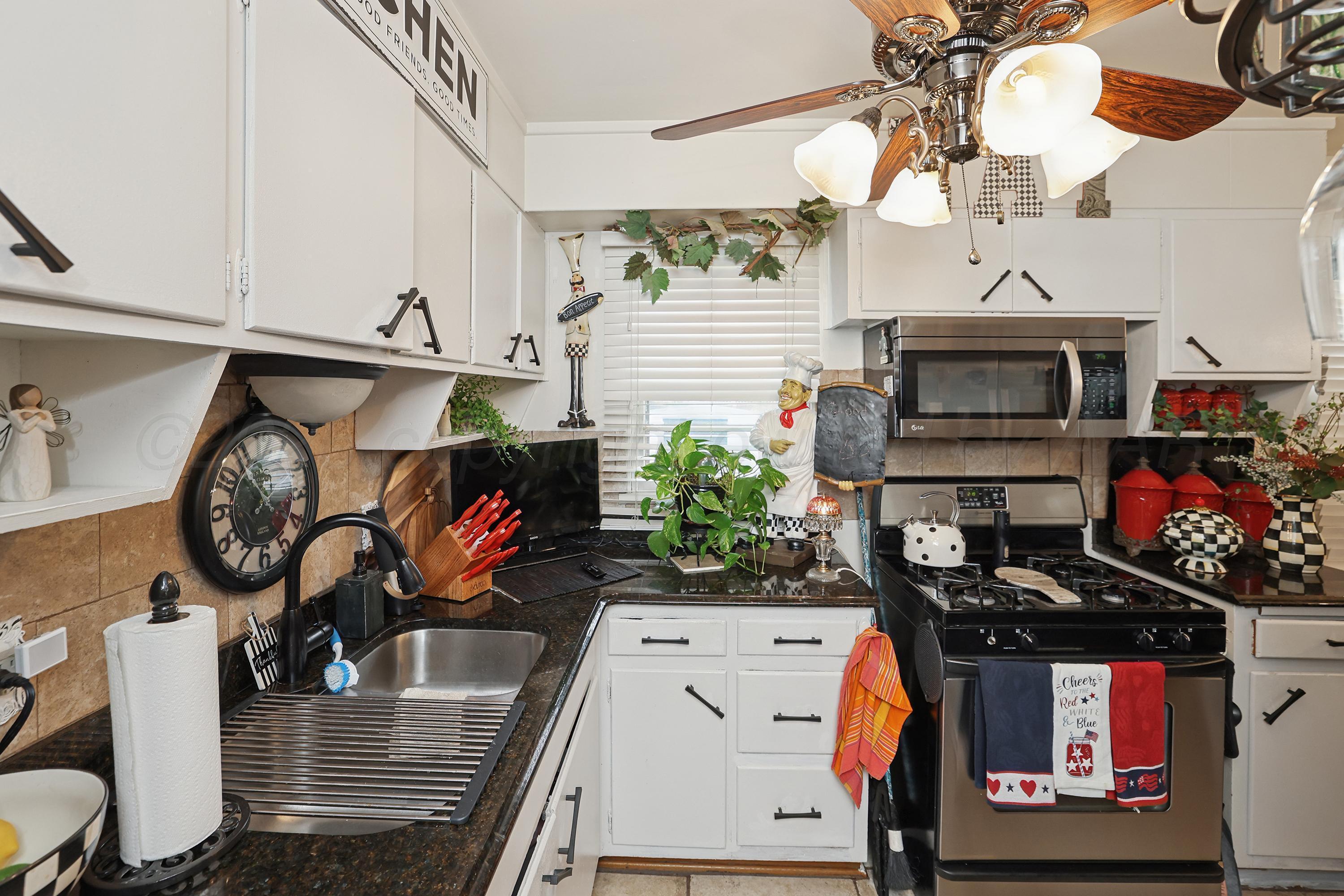5012 South Crockett Street Amarillo, TX 79110 - Photo 14 of 26 9-Kitchen