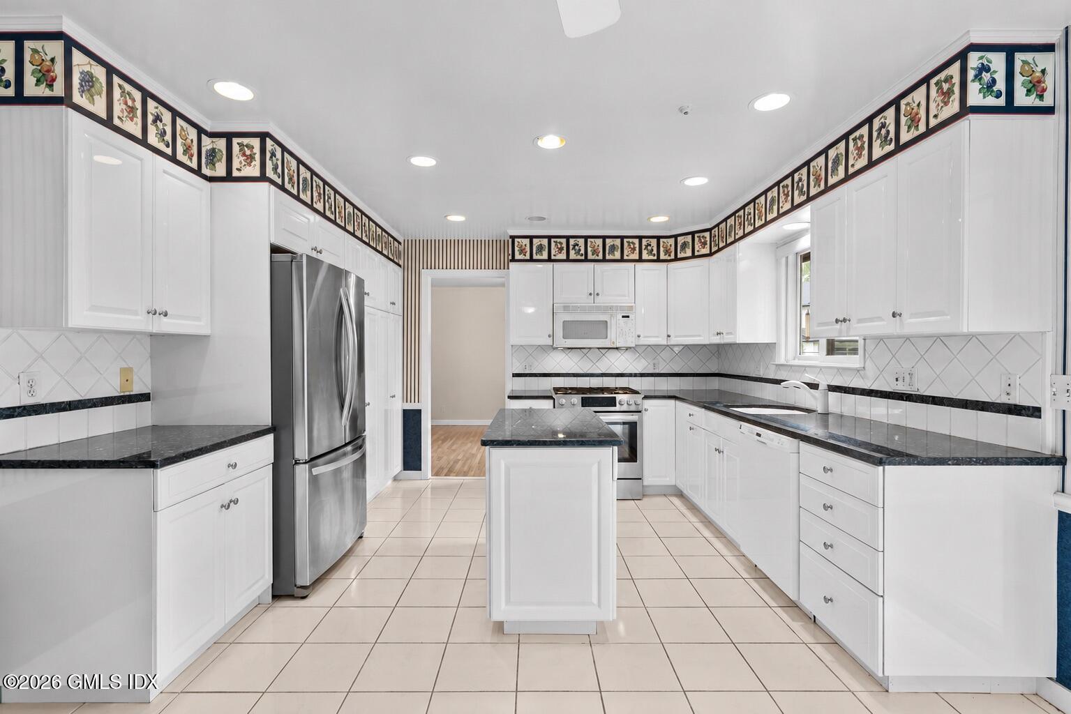 61 Angus Road North, Unit NORTH Greenwich, CT 06831 - Photo 7 of 25 Kitchen