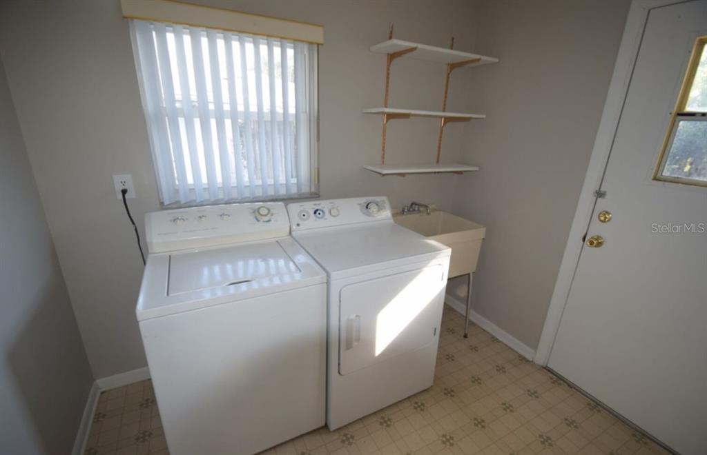 145 Audubon Road Winter Haven, FL 33884 - Photo 21 of 24 a utility room with dryer and washer