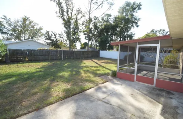 a view of a backyard