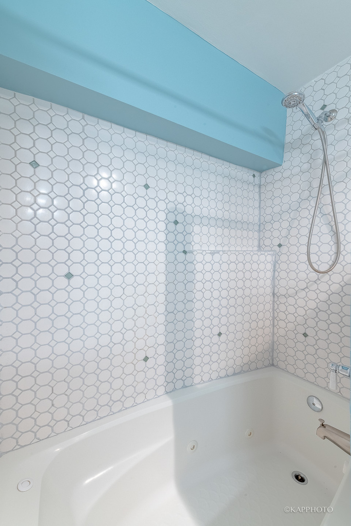 5455 North Sheridan Road, Unit 2008 Chicago, IL 60640 - Photo 13 of 35 a bathroom with a bathtub