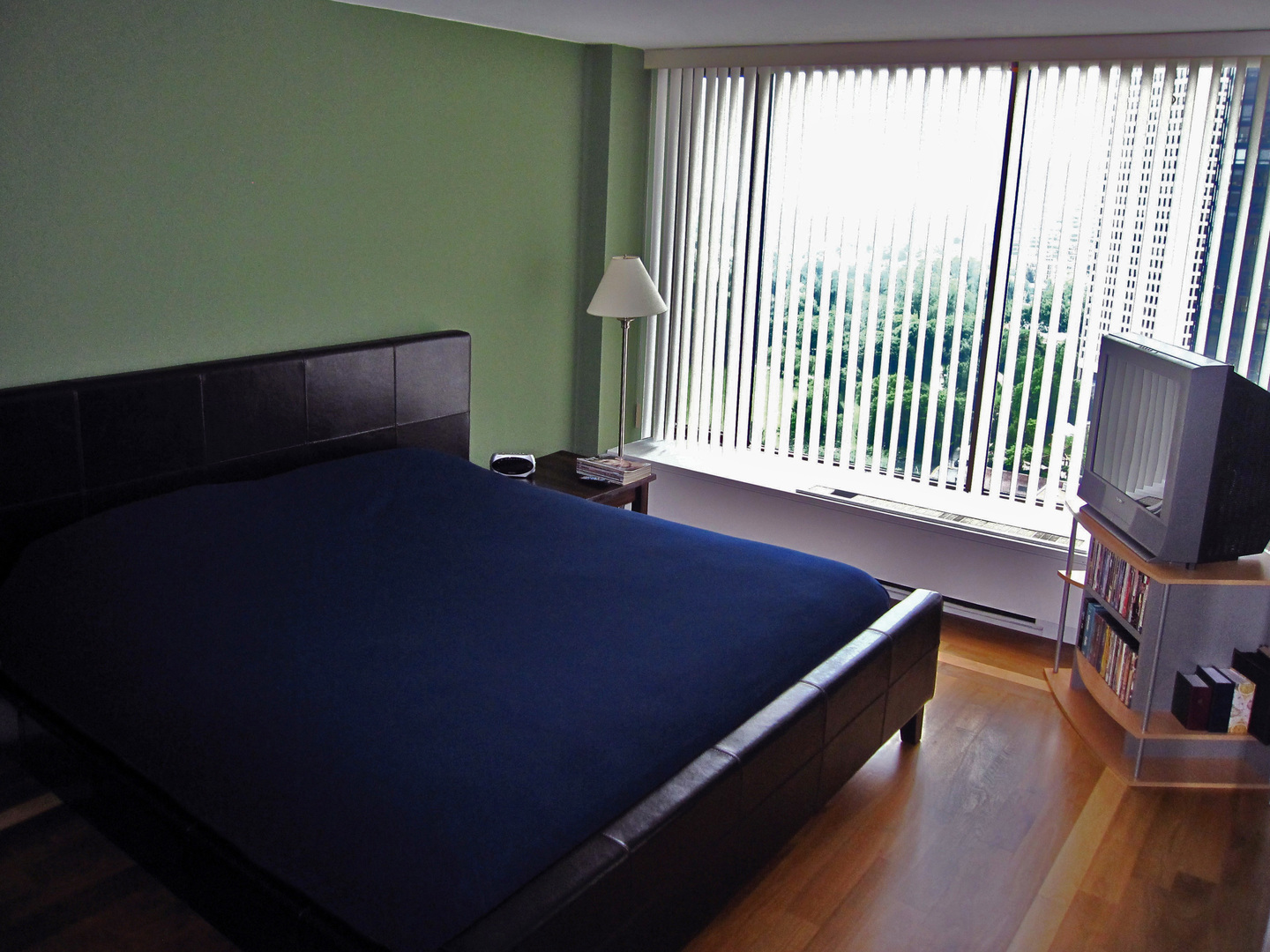 5455 North Sheridan Road, Unit 2008 Chicago, IL 60640 - Photo 10 of 35 a bed sitting in a bedroom next to a window