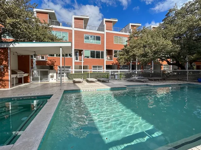 a view of a water fountain in front of a building