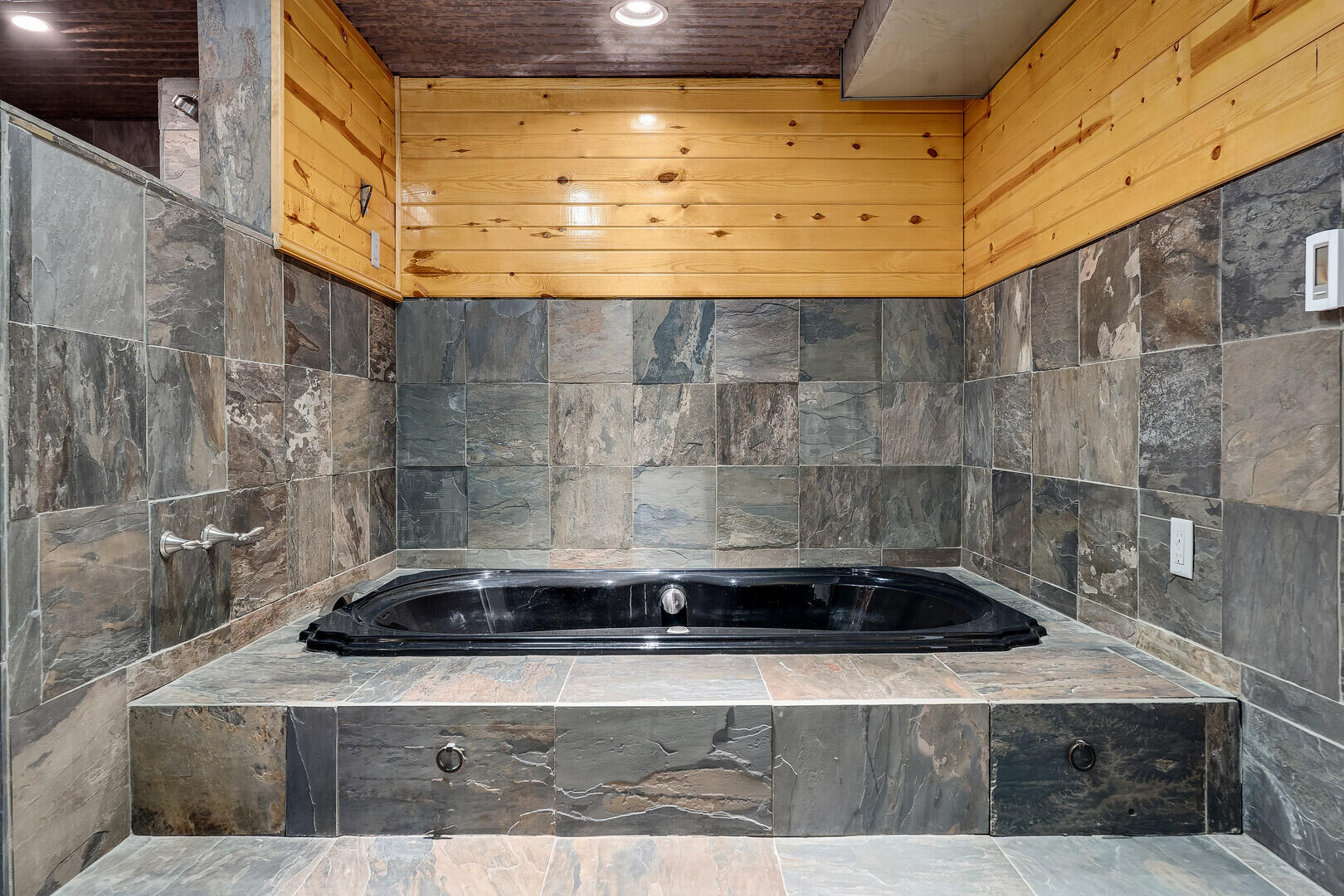 W3711 Lockington Road Farmington, WI 54644 - Photo 35 of 47 Tile Jacuzzi Tub