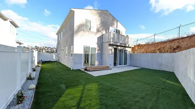 a view of a back yard