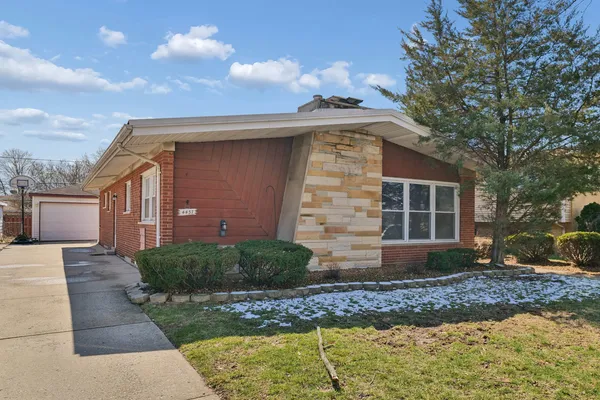 $423,000 | 4437 West 100th Street, Oak Lawn, IL 60453
