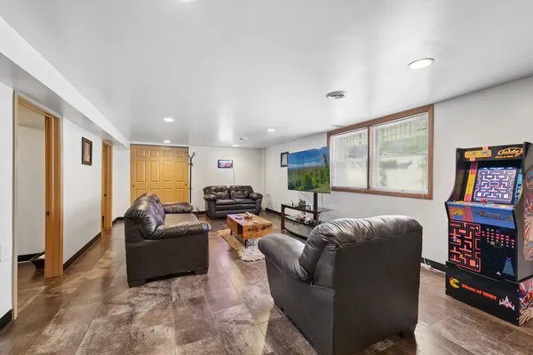 $395,500 | 4437 West 100th Street, Oak Lawn, IL 60453