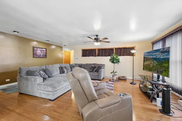 $395,500 | 4437 West 100th Street, Oak Lawn, IL 60453