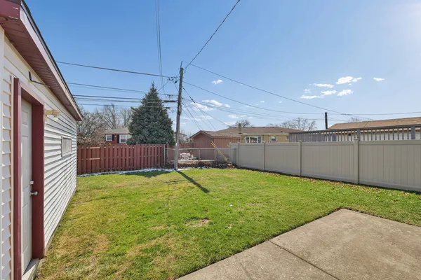 $395,500 | 4437 West 100th Street, Oak Lawn, IL 60453