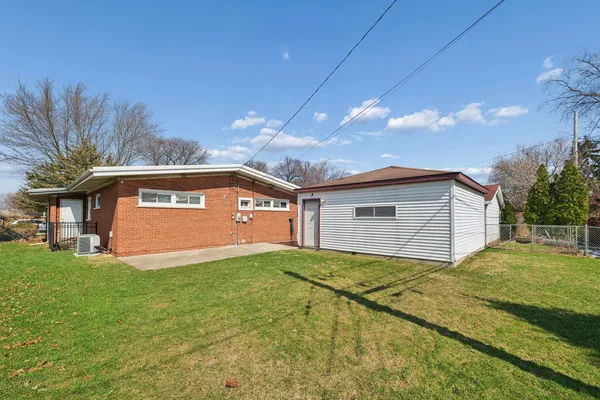 $395,500 | 4437 West 100th Street, Oak Lawn, IL 60453