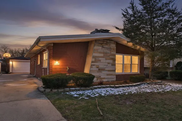 $395,500 | 4437 West 100th Street, Oak Lawn, IL 60453