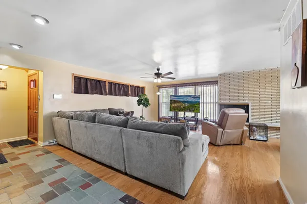 $395,500 | 4437 West 100th Street, Oak Lawn, IL 60453
