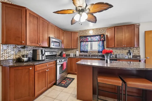 $395,500 | 4437 West 100th Street, Oak Lawn, IL 60453