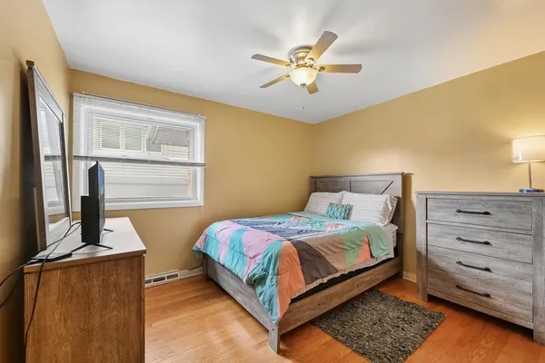 $395,500 | 4437 West 100th Street, Oak Lawn, IL 60453