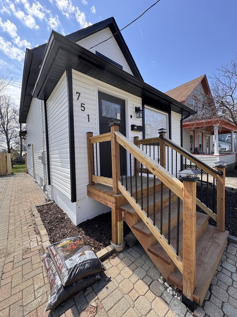 751 Kane Street Aurora, IL 60505 - Photo 1 of 20