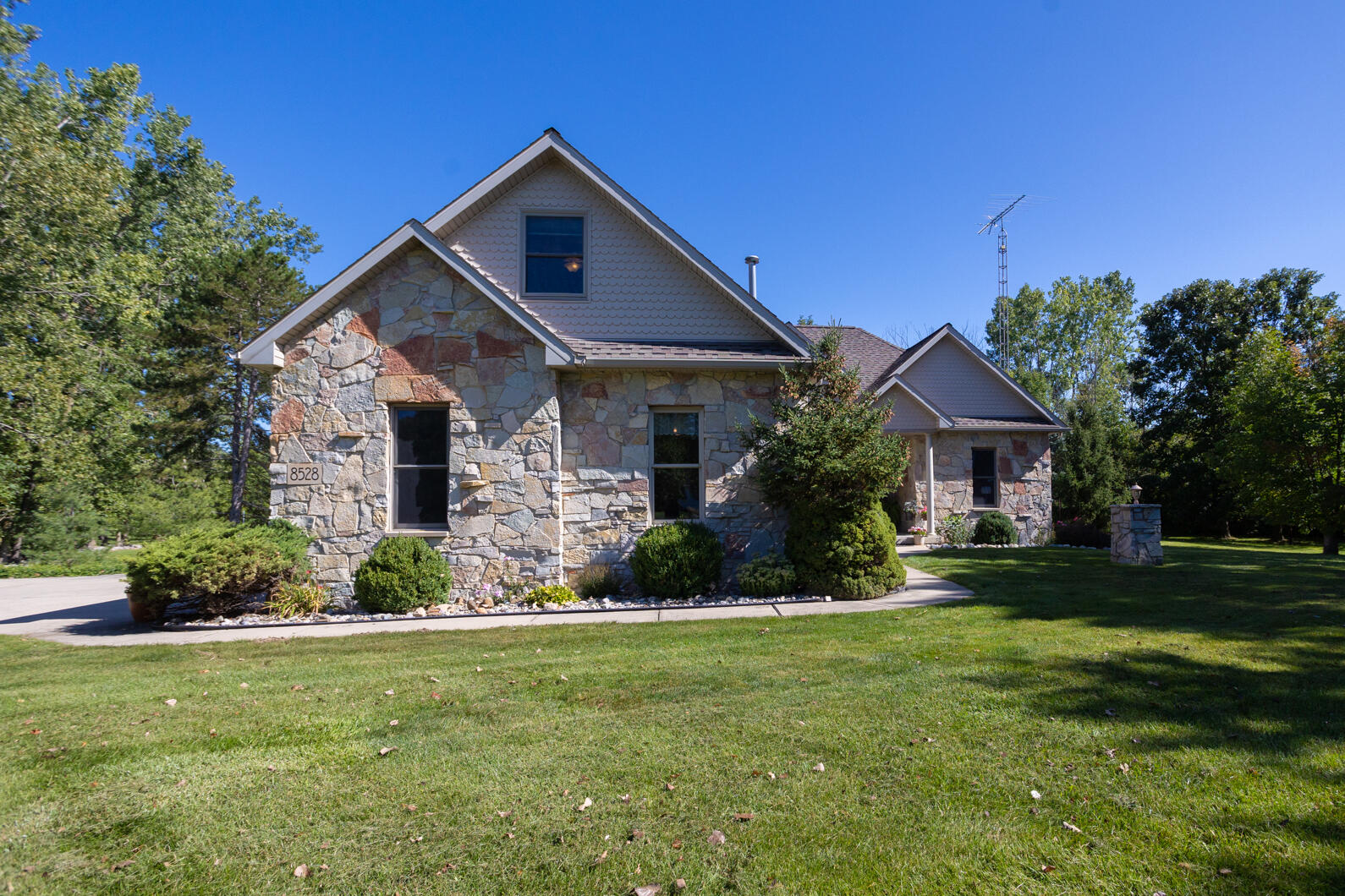 8528 Slee Road Onsted, MI 49265 - Photo 4 of 104 0N0A9919