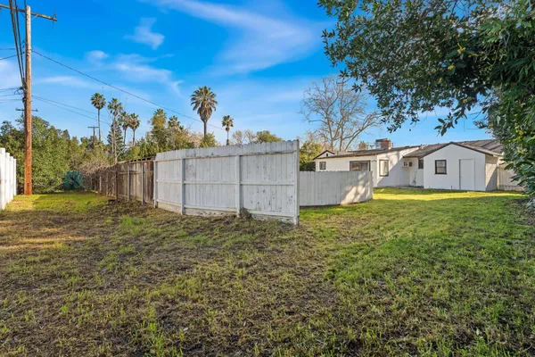 a view of a backyard