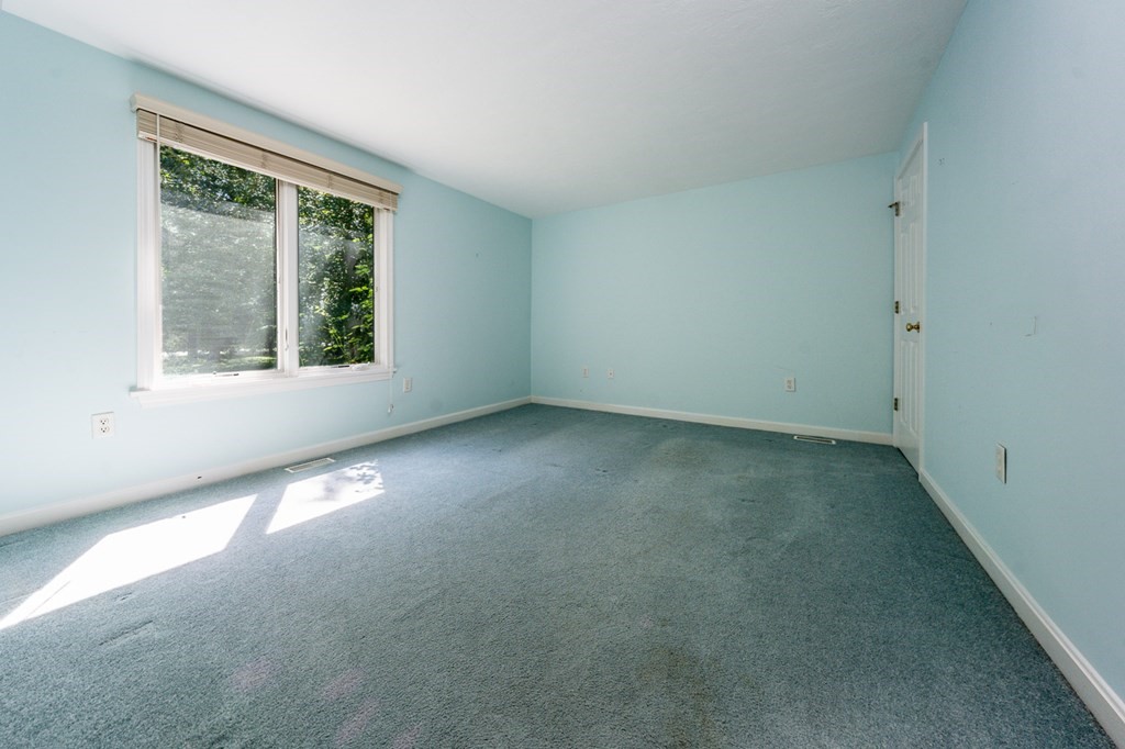 9 Executive Drive, Unit 286 Mashpee, MA 02649 - Photo 14 of 15 an empty room with a window